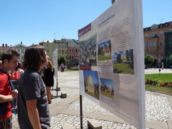 Broumovsky specifická vernisáž TOP 10 aneb Přijel i traktor 