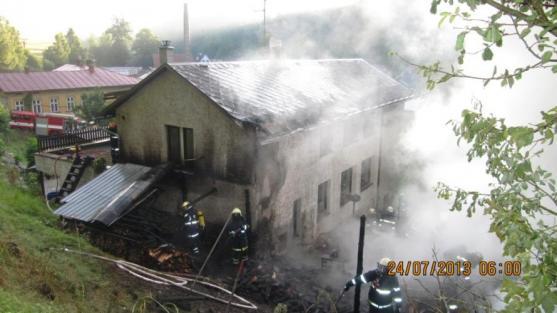 Pod přístřeškem u domu shořelo dříví