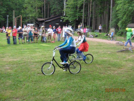 Večerníčkové postavy závodily v Martínkovicích na starých kolech