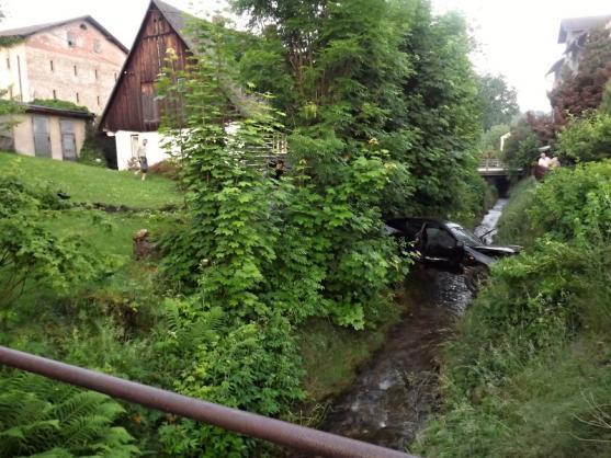 Auto skončilo nad potokem. Řidič i spolujezdec od nehody utekli