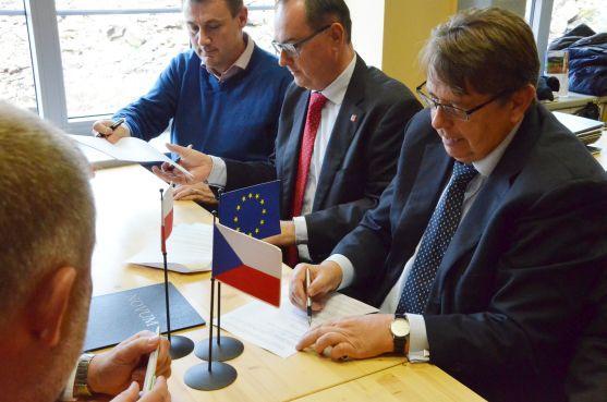 Nová forma přeshraniční spolupráce byla oficiálně stvrzena podpisy na Sněžce