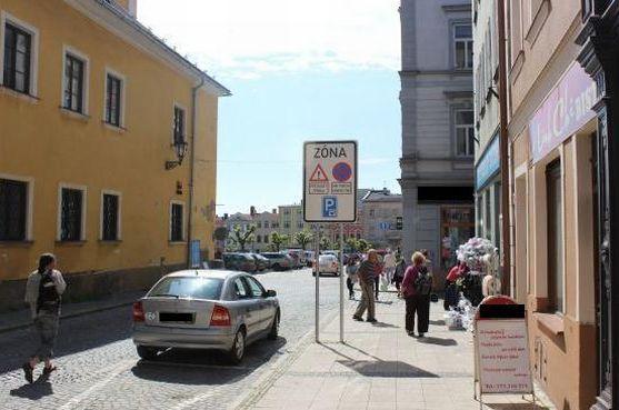 V centru Broumova nově platí změna přednosti v jízdě