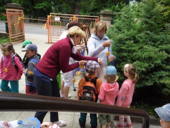 Děti z broumovských mateřských školek se po čtrnácti dnech dočkaly svého Dne dětí