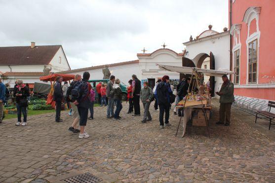 Jeden pes z útulku na trhu v klášteře získal nového majitele. Jeden ale zase přibyl