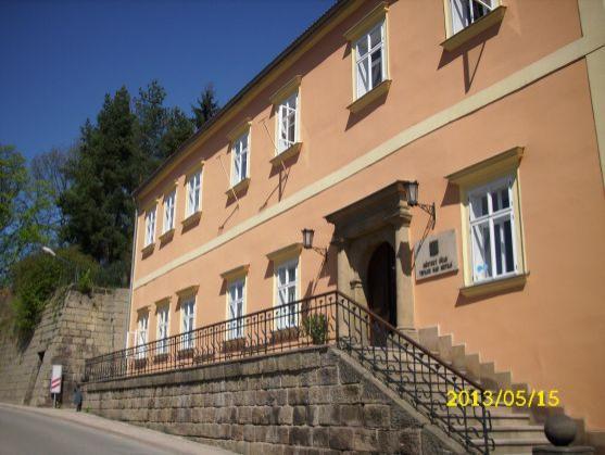 Na radnici v Teplicích nad Metují vyvěsili hrábě