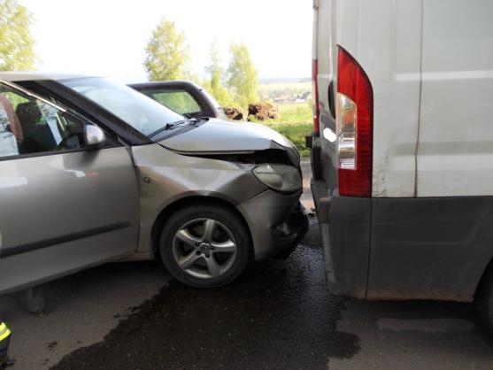 Během jedné hodiny se včera na Broumovsku staly dvě dopravní nehody