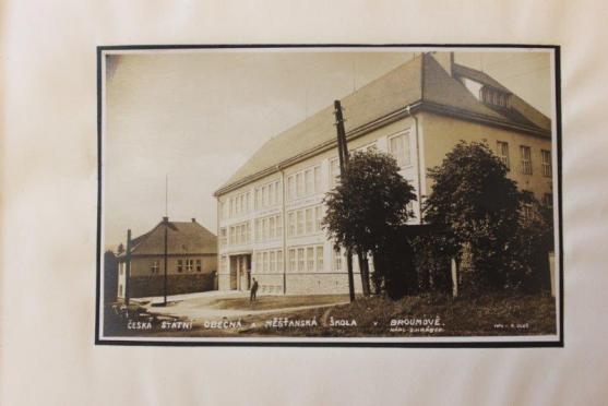 V září 2015 to bude 85 let, co byla v Broumově otevřena první česká škola 