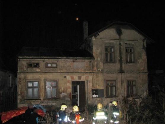 Na půdě rodinného domu v Polici nad Metují hořelo seno