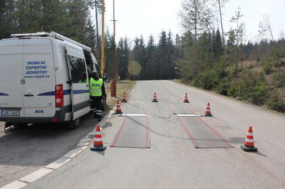 Policisté kontrolovali v Broumově správnou váhu nákladních automobilů