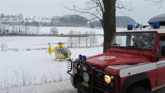 Po nárazu do stromu u Teplic nad Metují zemřel řidič osobního vozu