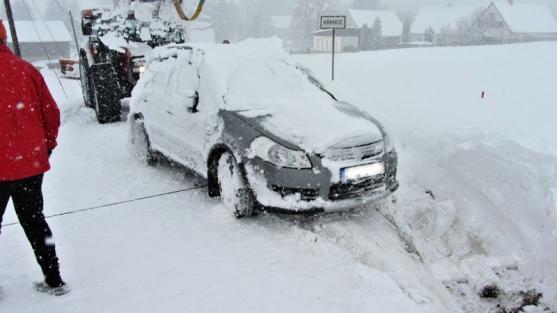 Broumovsko opět zasáhlo silné sněžení. Hasiči v Křinicích tahali auto z příkopu