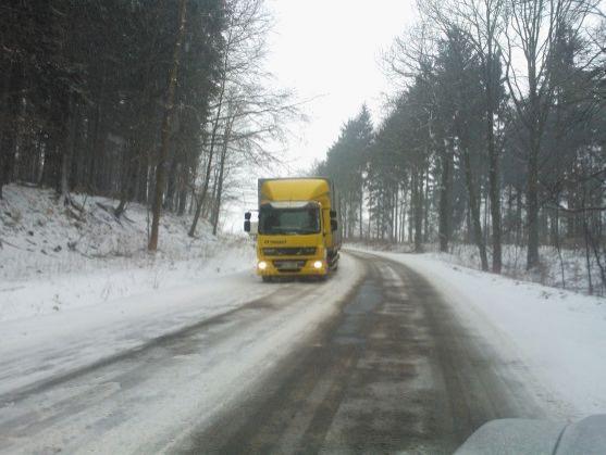 Aktuálně: Silnici na Pasách, ve směru z Broumova do Police nad Metují, blokují tři kamióny