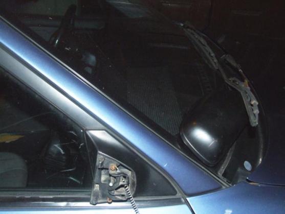 Dva podnapilí mladíci v Broumově poškodili deset zaparkovaných automobilů