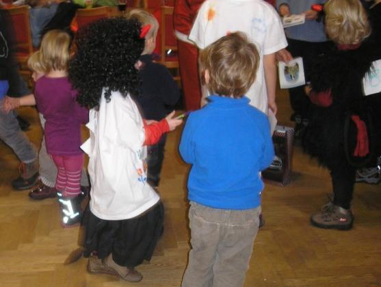 Adventní neděle v Polici nad Metují ve znamení dětského odpoledne v sále Pellyho domů, ohnivé show a rozsvícení vánočního stromu na náměstí