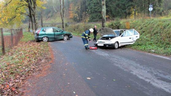 Při dvou dopravních nehodách v Teplicích nad Metují a v Heřmánkovicích se zranily posádky vozů