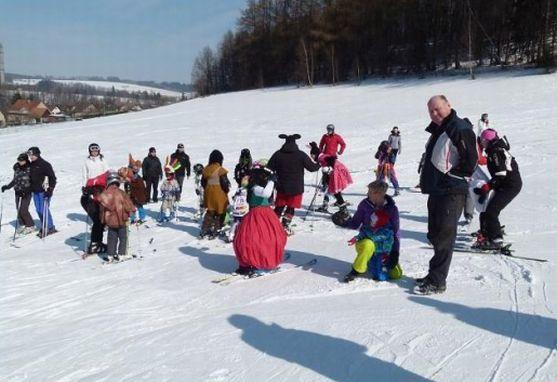 Čaroděj Jakub, Sultánka Emilka, Kovboj Jáchym a další masky sjížděly teplickou sjezdovku 
