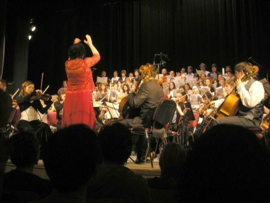 100 členný soubor muzikantů a zpěváků Základní umělecké školy v Polici nad Metují přednesl Rybovu Českou mši vánoční „Hej mistře“ 