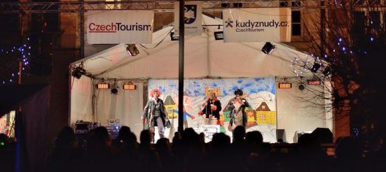 Rozsvícení vánočního stromu v Broumově si nenechaly ujít stovky lidí 