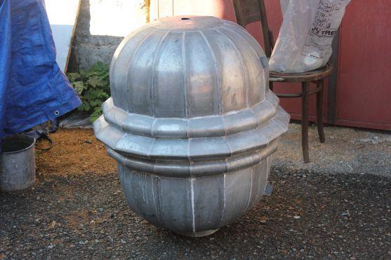 V nové věži kostela v Teplicích nad Metují je opět tubus s informacemi pro příští generace