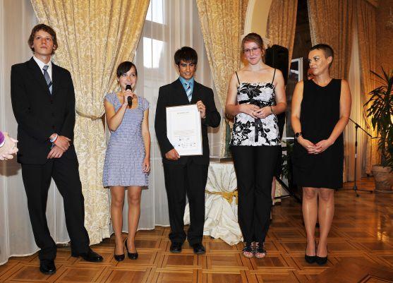 Jednu z cen Via Bona převzali studenti broumovského gymnázia
