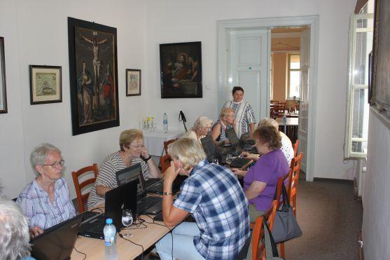 Počítačový kurz seznámil seniory z Broumovska s dalšími možnostmi komunikace a sebevzděláváním