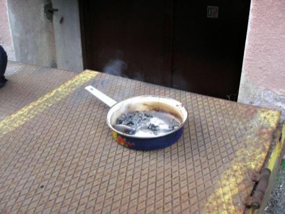 Hasiči vyjížděli kvůli hořícím potravinám