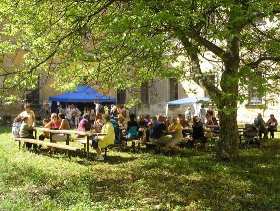 Přehlídka řemesel a ručních prací v klášteře a klášterních zahradách v Polici nad Metují 