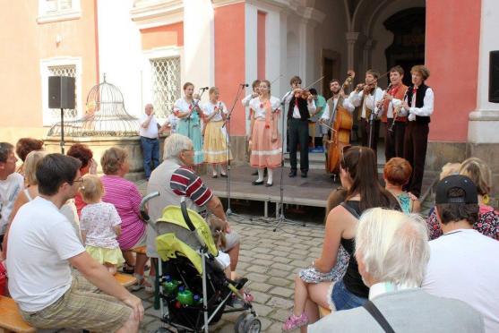 Burčákobraní se vydařilo, přišly stovky lidí… V sobotu bude klášter zvát na Podzimní trh 