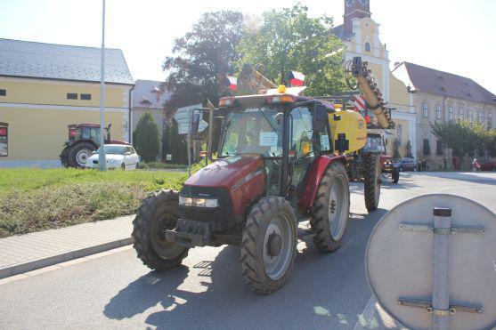 Zemědělci dnes v Polici nad Metují protestovali, ale dopravní problémy nezpůsobili