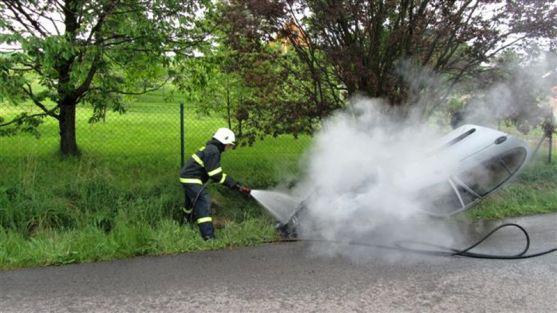 V Božanově se při nehodě vozidlo převrátilo na střechu a vzňalo se