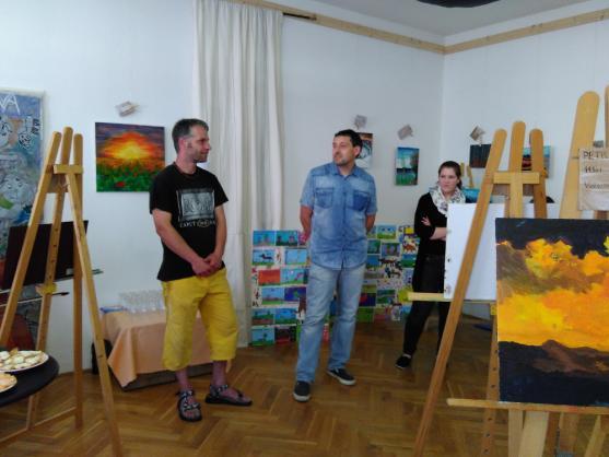 V Zeleném domečku vystavují své obrazy žáci výtvarného oboru Základní umělecké školy v Polici nad Metují 