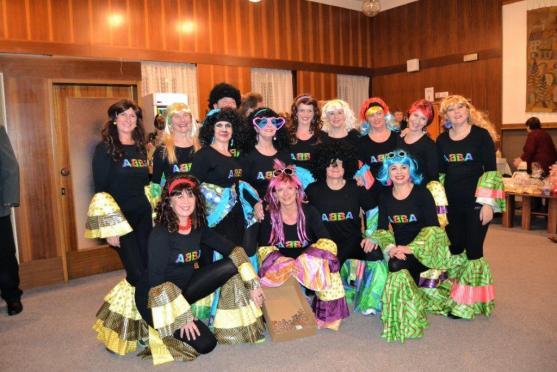 Na broumovském Plese sportovců nadchla taneční show na písničky skupiny ABBA 