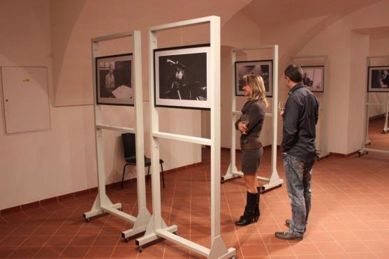 Lapidárium broumovského kláštera zaplnily fotografie Filipa Topola 