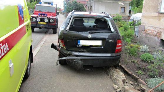 Řidička přehlédla zaparkované vozidlo u krajnice a narazila do něj