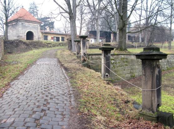 Mimořádné zastupitelstvo v Broumově nakonec schválilo i navýšení rozpočtu na výstavbu komunikace