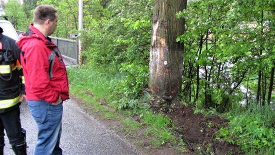 U hejtmánkovického mostu havaroval nákladní automobil