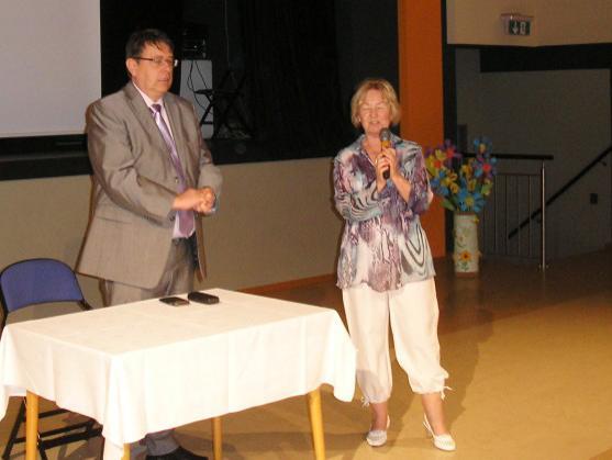 Na besedě s občany v Broumově hovořil hejtman také o nových plánech na spojení s Polskem