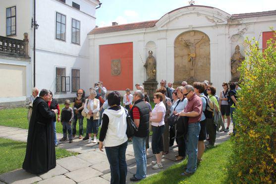 "Vracejte se," loučil se převor Petr Prokop Siostrzonek s účastníky prohlídky broumovského kláštera