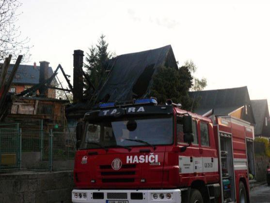 V pondělí hořela v Polici nad Metují střecha domu a na Ruprechtickém Špičáku les