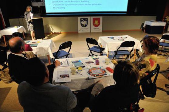 V sále Infocentra v Broumově věnovali zástupci regionů odpoledne prezentaci aktivit pro rozvoj cestovního ruchu