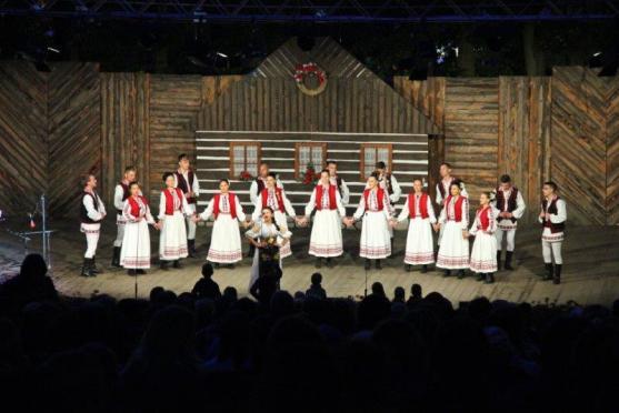 Světové folklorní soubory nečekaně překvapí Hronov, Náchod a Ratibořice 