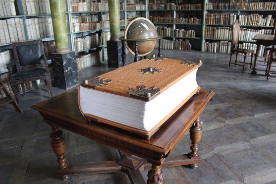 Kopie Ďáblovy bible je od pondělí k vidění v broumovském klášteře 