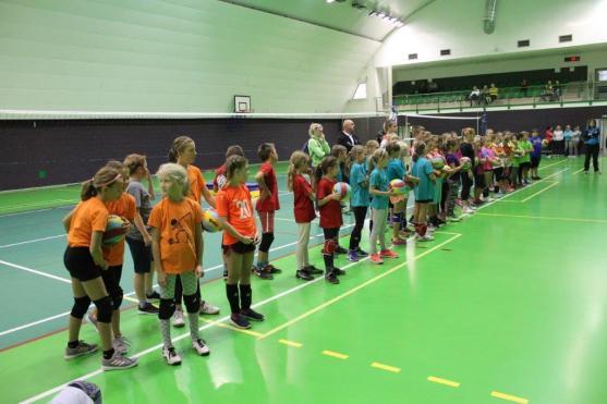 Rozehrála se soutěž v "barevném" volejbale