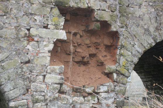 Z pilíře klášterního mostu v Broumově se vysypalo zdivo