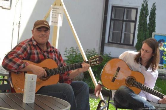 Broumovem se prohnal první pouliční festival – 7. Gymplfest 