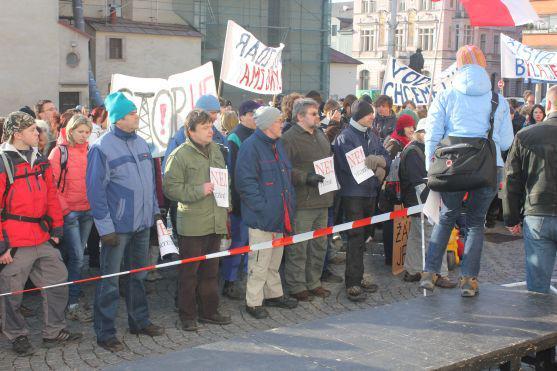 Na náchodském náměstí jednomyslně znělo: "Chceme čistou vodu!"