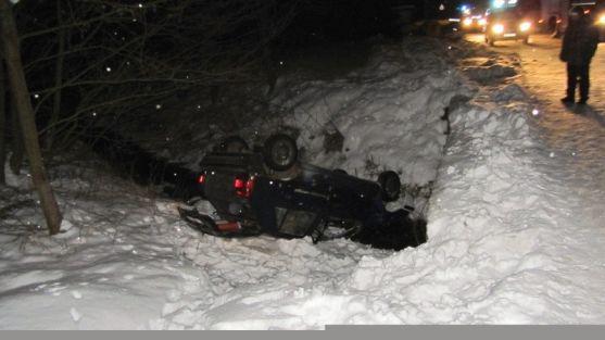 Při dopravní nehodě v Heřmánkovicích skončilo vozidlo převrácené na střeše v potoce