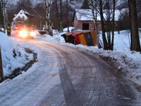 V Křinicích u Broumova havaroval linkový autobus 
