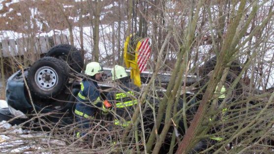 V Heřmánkovicích u Broumova se vozidlo skutálelo ze svahu
