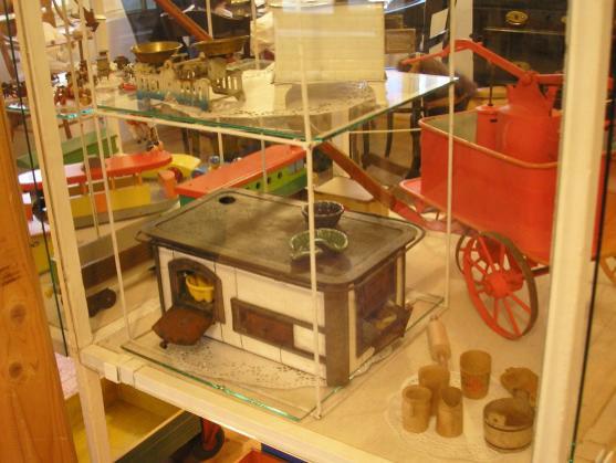 Výstava historických hraček v Polici nad Metují je otevřena do neděle 8. ledna